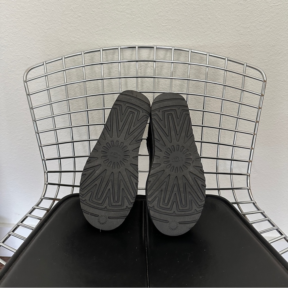 UGG Classic Ultra Mini in Black Leather - Picture 3 of 4